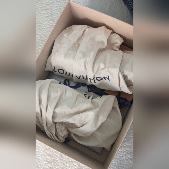 Louis Vuitton Frontrow Sneaker - Picture 11 of 11